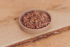 Bowell´s Futter Rind in Napf auf Holz