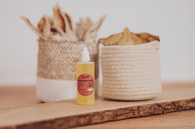 Bowell’s Öl für Hunde aus der Hofbox neben Kauartikeln