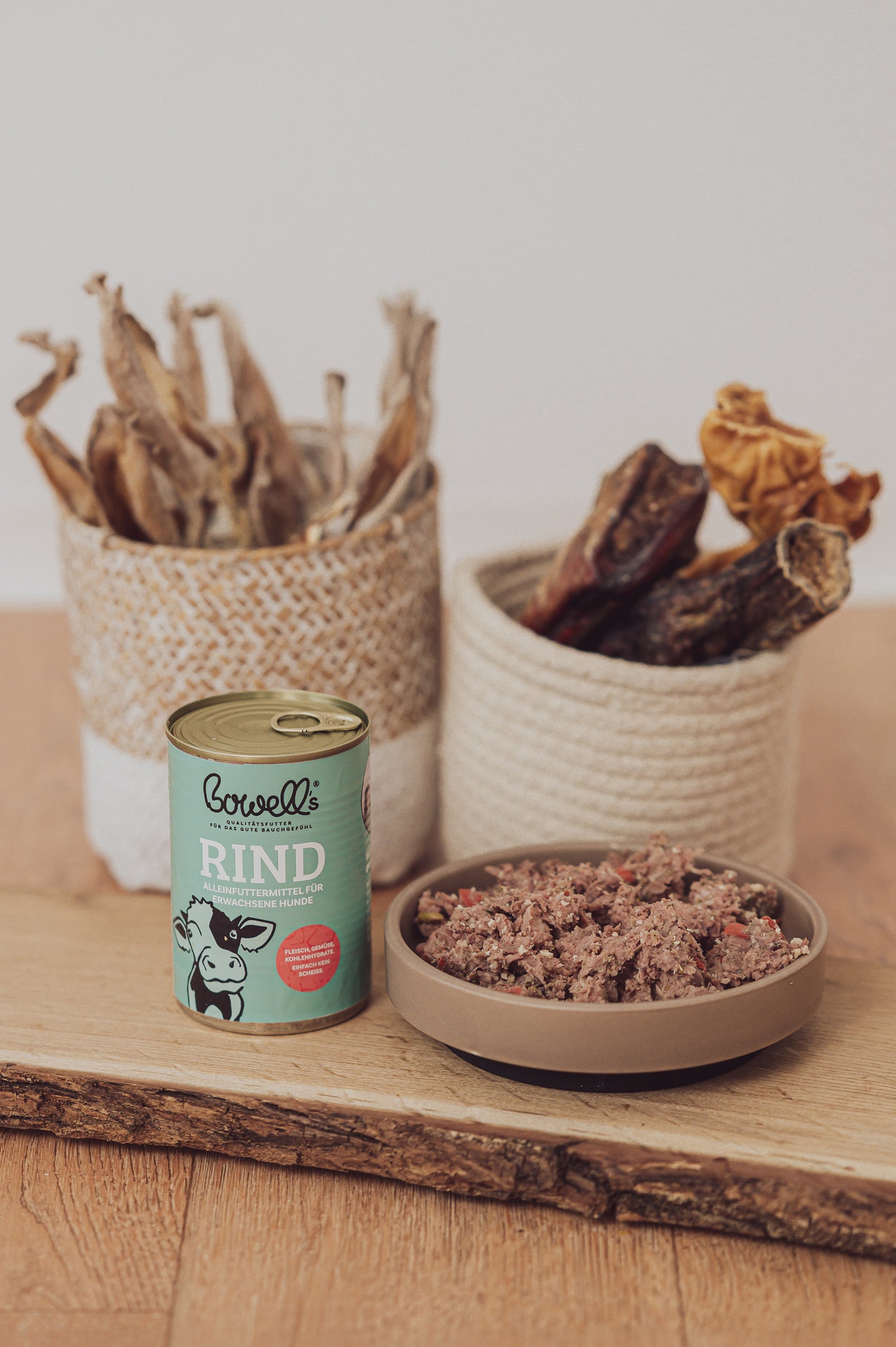 Bowell’s Rind-Komplettmenü für Hunde neben Hundenapf und Kauartikeln