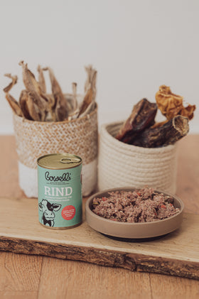 Bowell’s Rind-Komplettmenü für Hunde neben Hundenapf und Kauartikeln