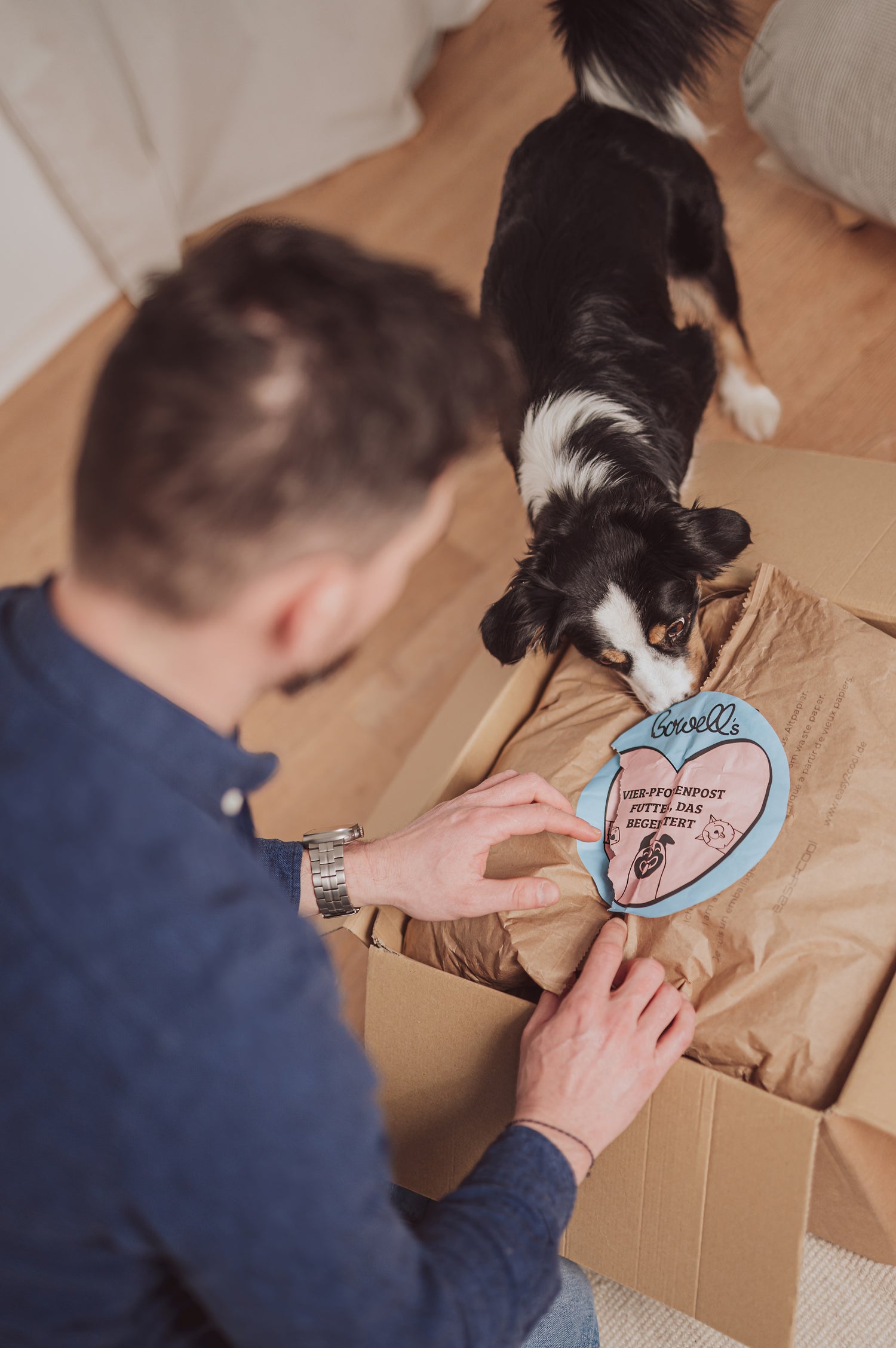 Bowells Packet wird geöffnet und der Hund darf schnüffeln